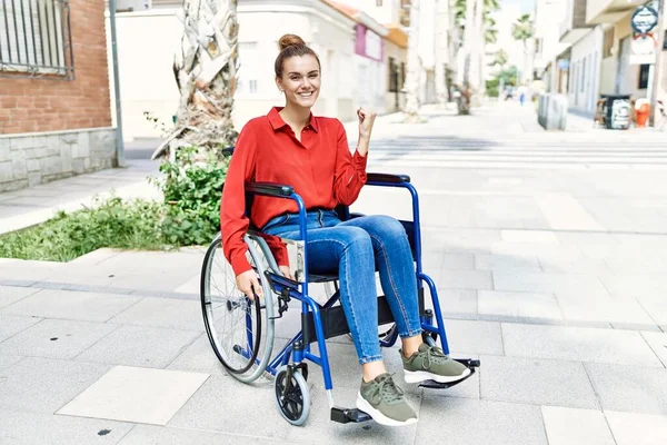 Молодая Брюнетка Женщина Сидит Инвалидной Коляске Открытом Воздухе Кричит Гордо — стоковое фото