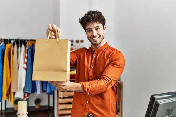 Jonge Spaanse Winkelier Glimlachend Blij Winkelmandje Kledingwinkel — Stockfoto