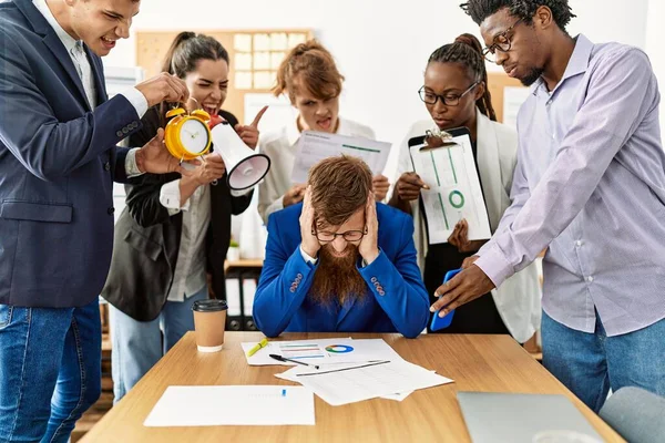 Grupo Empresários Gritando Para Parceiro Estressado Escritório — Fotografia de Stock