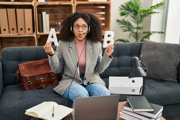 Genç Afro-Amerikalı kadın danışmanlık ofisinde konuşma problemi yaşıyor. Ağızlarıyla ve şaşı gözleriyle balık yüzü yapıyor. Deli ve komik.. 