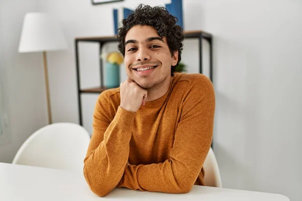 Joven Hombre Hispano Sonriendo Feliz Sentado Mesa Casa — Foto de Stock