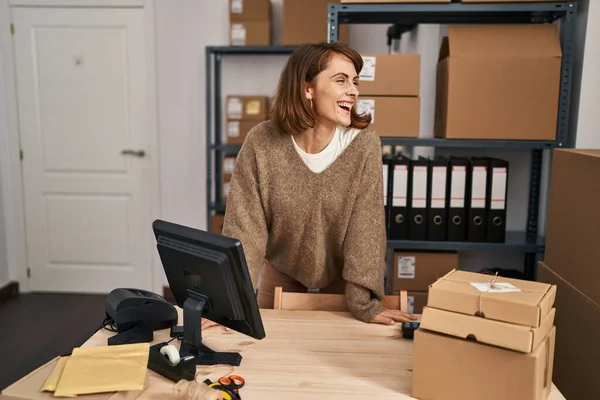 Young Caucasian Woman Ecommerce Business Worker Standing Office — Stock Photo, Image