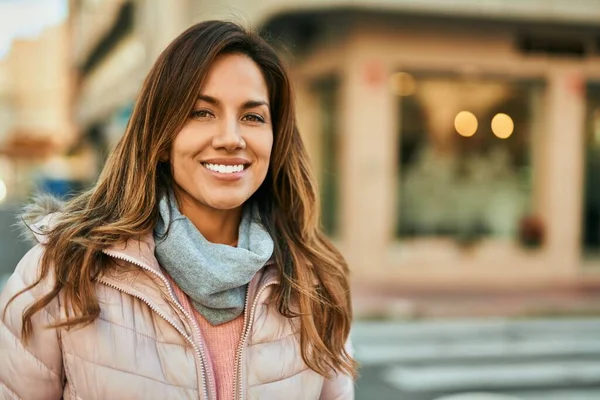 Junge Hispanische Frau Lächelt Glücklich Der Stadt — Stockfoto