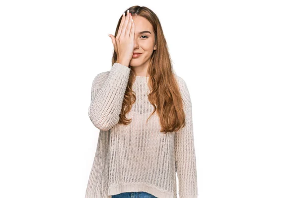 Młoda Blondynka Ubrana Luźne Ubrania Przykrywające Jedno Oko Ręką Pewny — Zdjęcie stockowe