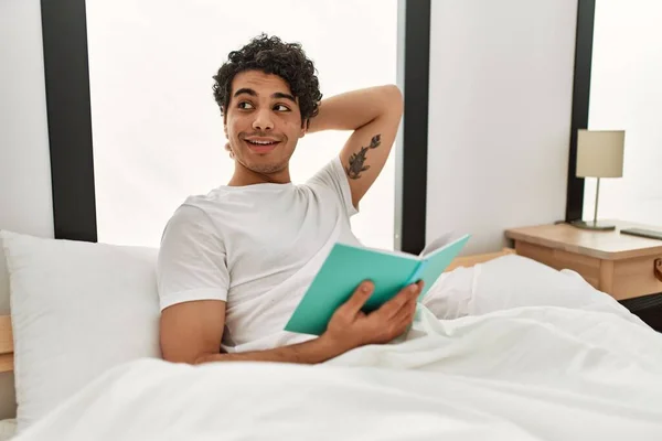 Junger Hispanischer Mann Liest Buch Sitzend Auf Dem Bett Schlafzimmer — Stockfoto