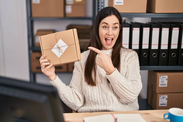 Young Brunette Woman Working Small Business Ecommerce Smiling Happy Pointing — Fotografia de Stock