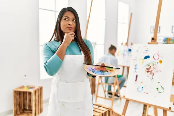 Mujer Latina Joven Pie Estudio Arte Cara Seria Pensando Pregunta — Foto de Stock