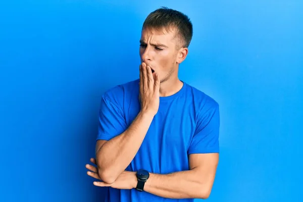 Νεαρός Καυκάσιος Που Φοράει Μπλε Μπλουζάκι Βαριέται Χασμουριέται Και Κουράζεται — Φωτογραφία Αρχείου