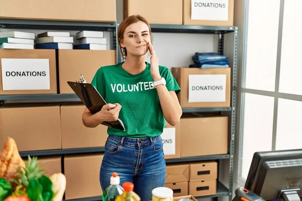Bağışlarda Gönüllü Tişört Giyen Genç Esmer Kadın Diş Ağrısı Diş — Stok fotoğraf