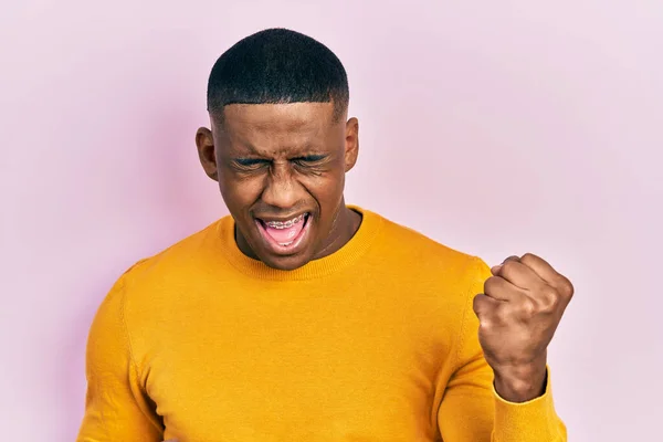 Young Black Man Wearing Casual Yellow Sweater Celebrating Surprised Amazed — Foto de Stock