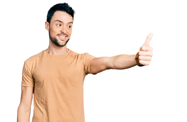 Spaanse Man Met Baard Casual Shirt Die Trots Uitziet Lachend — Stockfoto