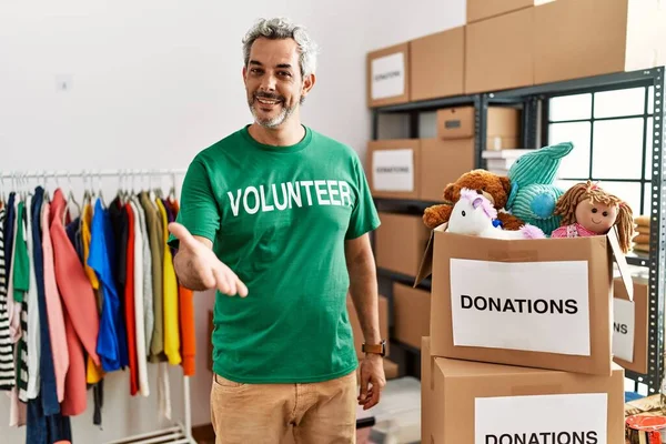 Homem Hispânico Meia Idade Vestindo Shirt Voluntária Doações Stand Sorrindo — Fotografia de Stock