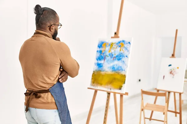 Jovem Artista Afro Americano Homem Visão Traseira Olhando Desenhar Estúdio — Fotografia de Stock