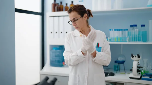 Medelålders Latinamerikansk Kvinna Bär Vetenskapsman Uniform Och Handskar Laboratoriet — Stockfoto