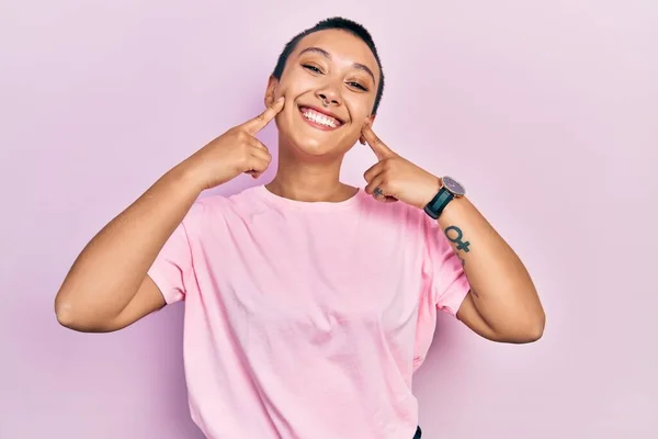 Beautiful Hispanic Woman Short Hair Wearing Casual Pink Shirt Smiling — Fotografia de Stock