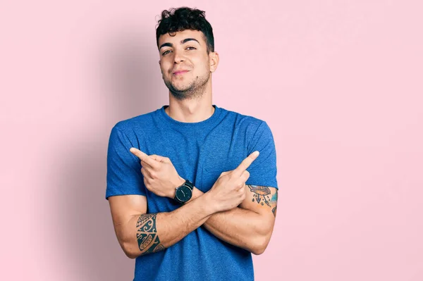 Gündelik Tişört Giyen Genç Spanyol Adam Iki Tarafı Parmaklarıyla Işaret — Stok fotoğraf