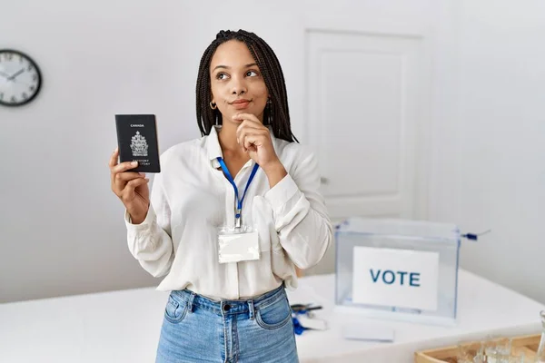 Молодая Африканская Американка Выборах Политическую Кампанию Держит Канадский Паспорт Серьезное — стоковое фото