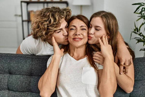 Mutter Und Paar Lächeln Selbstbewusst Und Küssen Sich Hause — Stockfoto