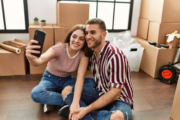 Jovem Casal Caucasiano Sorrindo Feliz Fazer Selfie Pelo Smartphone Nova — Fotografia de Stock