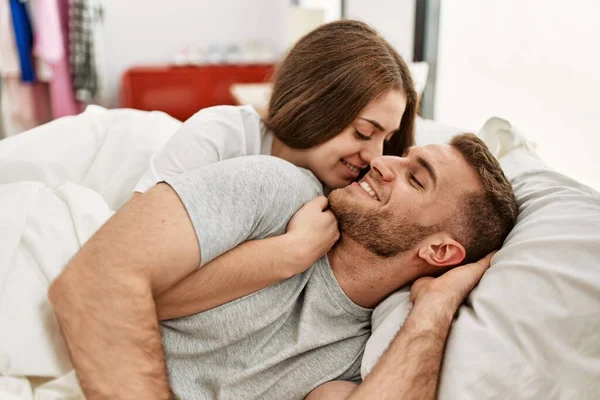 Jovem Casal Caucasiano Sorrindo Abraço Feliz Cama Casa — Fotografia de Stock