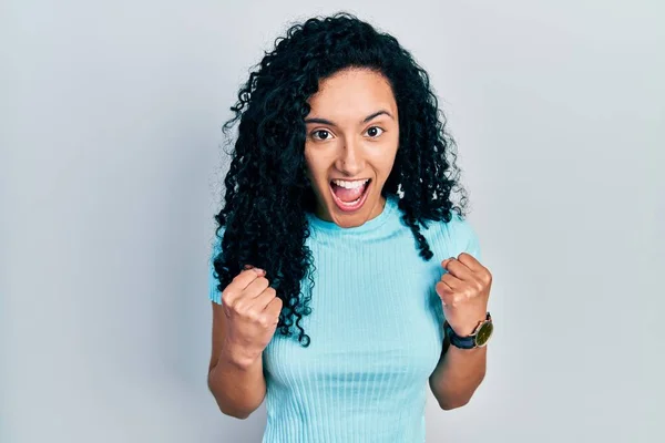 Ung Latinamerikansk Kvinna Med Lockigt Hår Avslappnad Blå Shirt Firar — Stockfoto