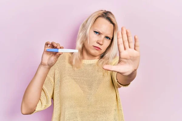 Piękna Biała Blondynka Trzyma Wynik Testu Ciążowego Otwartą Ręką Robi — Zdjęcie stockowe