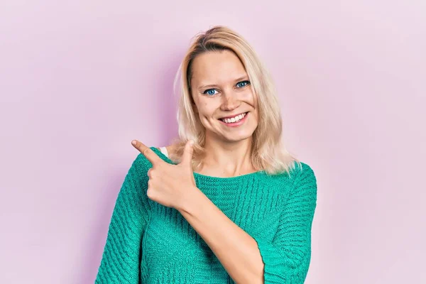 Piękna Biała Blondynka Ubrana Luźny Zimowy Sweter Uśmiecha Się Radośnie — Zdjęcie stockowe