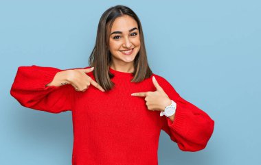Güzel esmer kadın, günlük kışlık süveter giyiyor. Kendine güvenen, gülümseyen, kendini gururlu ve mutlu bir şekilde gösteren.. 