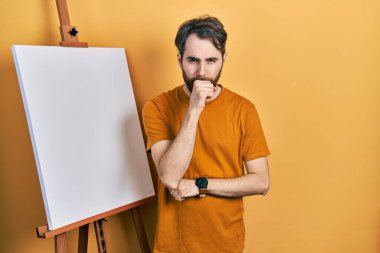 Boyacı sehpasında duran beyaz sakallı adam kendini iyi hissetmiyor ve soğuk algınlığı veya bronşitin belirtisi olarak öksürüyor. sağlık hizmeti kavramı. 