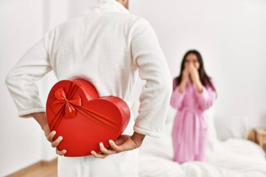 Genç İspanyol bir adam yatak odasında sevgilisine sevgililer günü hediyesiyle sürpriz yapıyor..