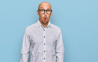 Sakallı, iş gömleği ve gözlüklü kel bir adam. Şaşırmış ve korkmuş bir ifade, korku ve heyecanlı bir yüz ifadesi.. 