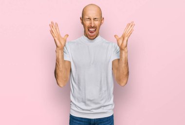 Sıradan beyaz tişörtler giyen kel bir adam başarının çılgınlığını kolları havada ve gözleri kapalı heyecanla haykırarak kutluyor. Kazanan konsept 