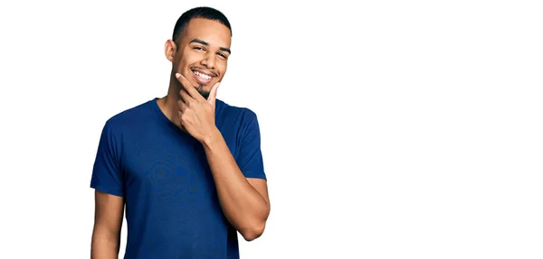 Giovane Uomo Afroamericano Indossa Maglietta Casual Guardando Fiducioso Fotocamera Sorridente — Foto Stock