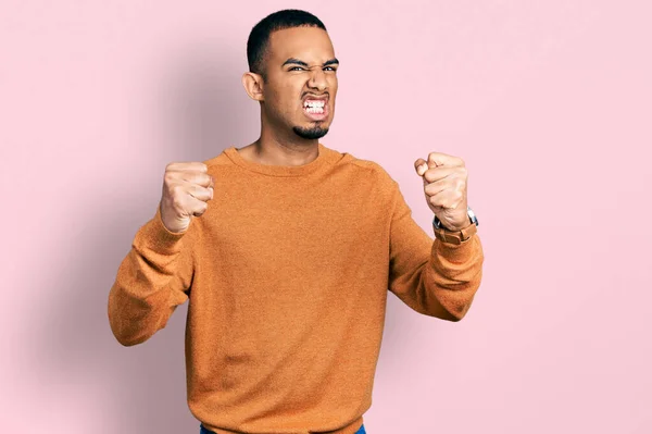 怒って怒って怒っているカジュアルな服を着ている若いアフリカ系アメリカ人の男性は怒りを叫びながら拳をフラストレーションと激怒させました 怒りと攻撃的な考え方 — ストック写真
