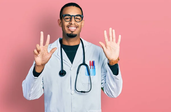 Молодой Африканский Американец Форме Доктора Стетоскопе Показывает Показывает Пальцами Номер — стоковое фото
