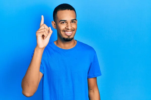 Giovane Uomo Afroamericano Indossa Casual Shirt Blu Puntando Dito Verso — Foto Stock