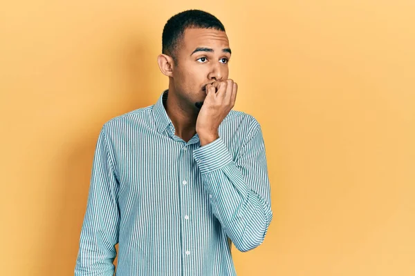 Joven Afroamericano Vestido Con Ropa Casual Que Estresado Nervioso Con — Foto de Stock