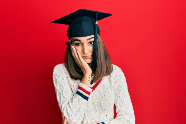 Νεαρή Μελαχρινή Κοπέλα Φορώντας Καπέλο Αποφοίτησης Σκέφτεται Κουρασμένος Και Βαρεθεί — Φωτογραφία Αρχείου