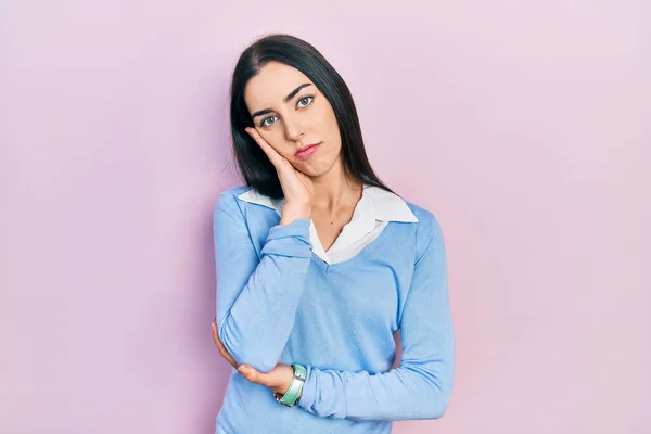 Bella Donna Con Gli Occhi Azzurri Piedi Sfondo Rosa Pensando — Foto Stock