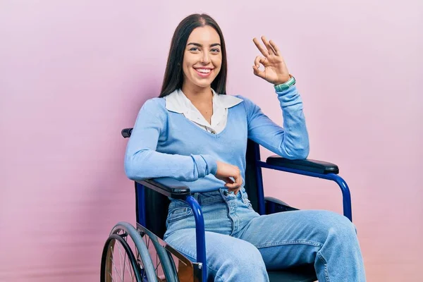 Schöne Frau Mit Blauen Augen Die Rollstuhl Sitzt Und Positiv — Stockfoto