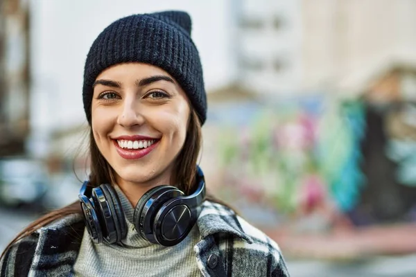 Jonge Spaanse Vrouw Glimlachen Gelukkig Met Behulp Van Koptelefoon Stad — Stockfoto