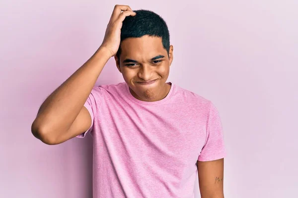 Ein Junger Gutaussehender Hispanischer Mann Lässigem Rosafarbenem Shirt Verwirrt Und — Stockfoto