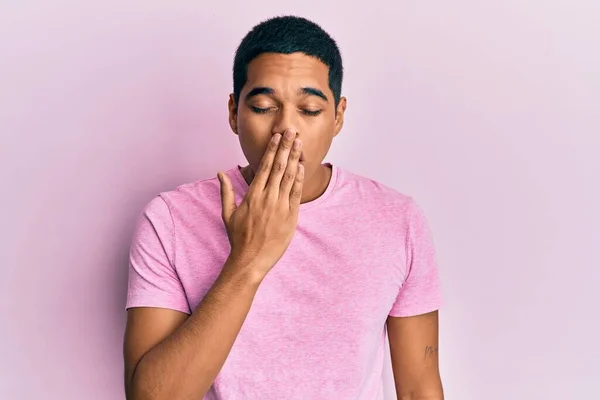 Ung Stilig Hispanic Man Bär Casual Rosa Shirt Uttråkad Gäspande — Stockfoto