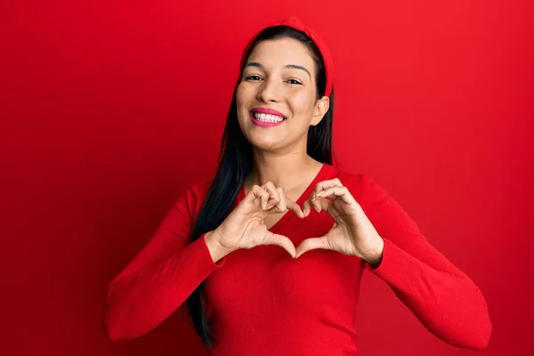 Jonge Latijnse Vrouw Draagt Casual Kleding Glimlachend Liefde Doen Hart — Stockfoto
