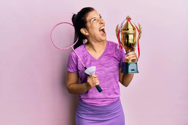 Jeune Femme Latine Tenant Raquette Badminton Trophée Colère Fou Hurlant — Photo