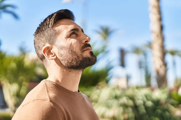 Young Hispanic Man Relaxed Expression Looking Sky Park — Fotografia de Stock