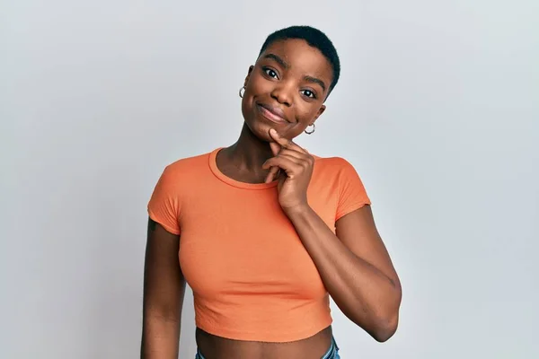 Νεαρή Αφροαμερικανή Που Φοράει Πορτοκαλί Shirt Και Κοιτάει Αυτοπεποίθηση Την — Φωτογραφία Αρχείου