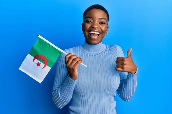 Молодая Африканская Американка Алжирским Флагом Улыбающаяся Счастливая Позитивная Большим Пальцем — стоковое фото