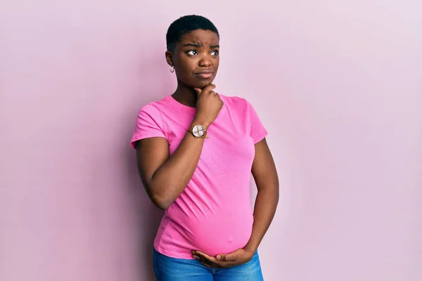 Mujer Afroamericana Joven Esperando Bebé Tocando Vientre Embarazada Pensando Preocupado — Foto de Stock
