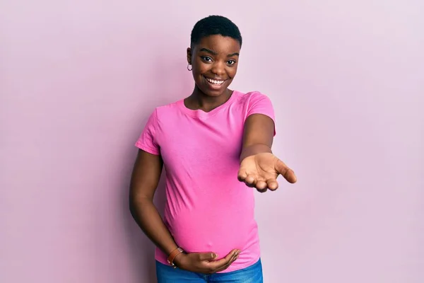 Młoda Afroamerykanka Spodziewa Się Dziecka Dotykając Brzucha Ciąży Uśmiechając Się — Zdjęcie stockowe
